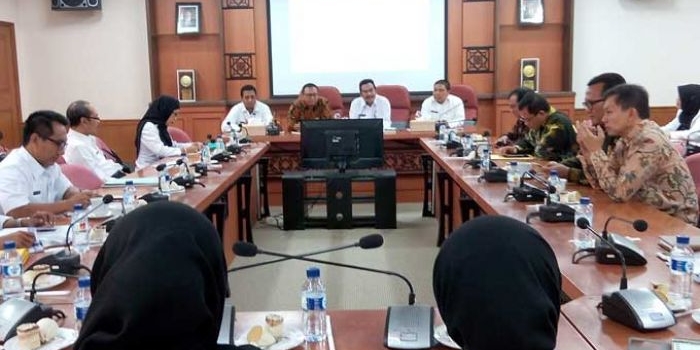 Wabup Moh. Qosim saat memimpin rapat membahas Kampus D3 Keperawatan Fakultas Vokasi Unair.. foto: SYUHUD/ BANGSAONLINE