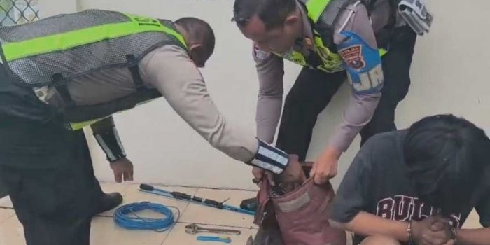 sat-pjr-polda-jatim-tangkap-maling-kabel-di-jembatan-suramadu