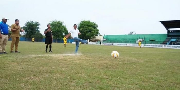 Katua Askab PSSI Sumenep, Hairul Anwar menendang bola di lapangan Stadion A. Yani Pangligur Sumenep.