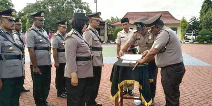 Kapolres Sumenep saat memimpin upacara sertijab Kasat dan Kapolsek Jajaran.