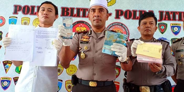 Tim Saber Pungli Polres Blitar menunjukkan barang bukti OTT. foto: AKINA/ BANGSAONLINE