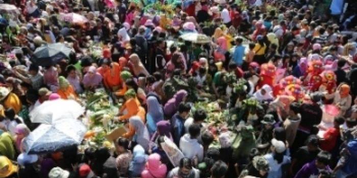 Kemeriahan suasana festival rujag uleg terlihat dari ramenya peserta ya memadati jalan. (humas)