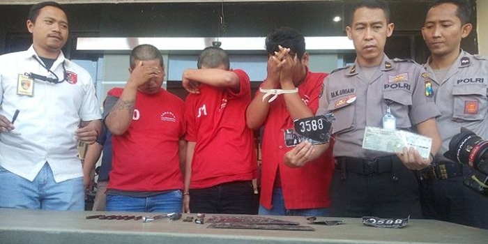 Ketiga pelaku saat dihadirkan dalam rilis di Mapolrestabes Surabaya. foto: ANATASIA/ BANGSAONLINE