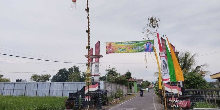 Warga Desa Pasirharjo, Kecamatan Talun, Kabupaten Blitar tak menggunakan speaker saat salat tarawih.