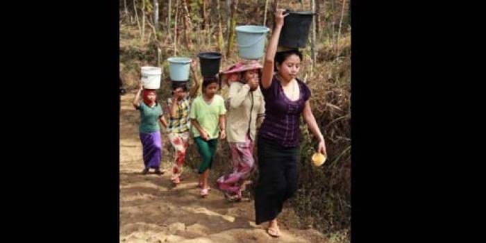 Para wanita warga Lumajang ini tiap hari susah payah mengangkut air bersih dari jarak yang jauh ke rumahnya. Foto: www.kindo.hk