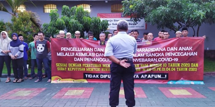 Kepala Lapas Klas II A Jember Yandi Suyandi saat memberikan arahan kepada napi yang akan dibebaskan.