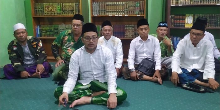 Gus Salam (paling depan) saat konferensi pers.