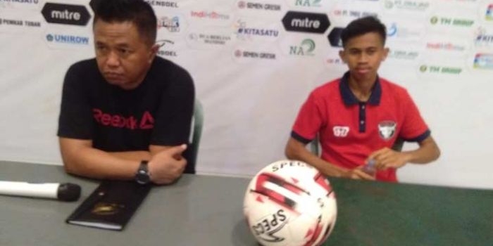 Pelatih Madura FC Agus Yuwono saat menghadiri konferensi pers setelah pertandingan.