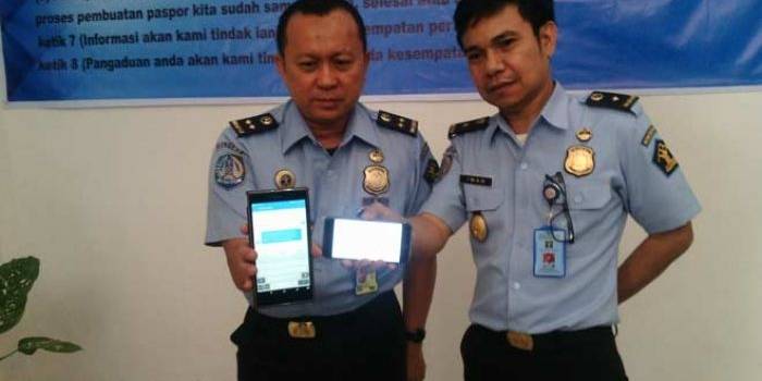 Kepala Kantor imigrasi Blitar, Mulkan Lekat menunjukan layanan SMS Gateway