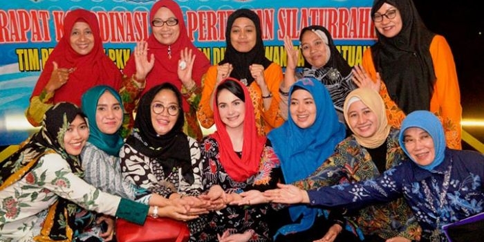 Arumi Bachsin saat menghadiri Rapat Koordinasi dan pertemuan silaturahim TP PKK, Perwosi, dan DWP se-wilayah kerja Bakorwil Pamekasan di Pantai Sembilan Giligenting, Kabupaten Sumenep. foto: ist