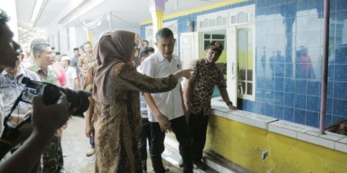 Wakil Bupati Lumajang, Indah Amperawati saat turun ke lokasi terdampak gempa tektonik.