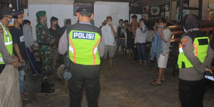 Petugas gabungan Kodim dan Polres Blitar Kota saat membubarkan pengunjung salah satu cafe.