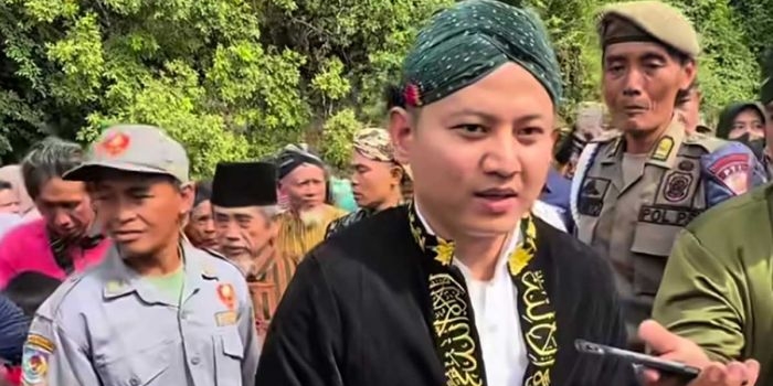 Bupati Trenggalek saat hendak melarung kepala kerbau di Dam Bagong.