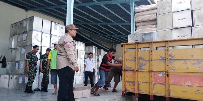 Ketua KPU Moh. Hamzah secara langsung mengawasi pendistribusian logistik pemilu serentak 2018.  Foto: ERRY S/BANGSAONLINE