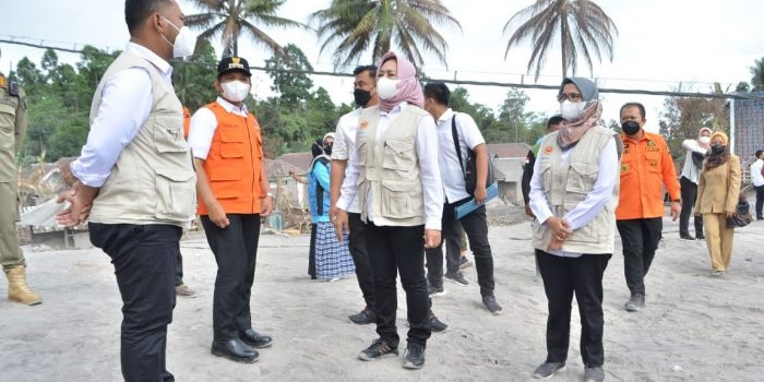 Bupati Gus Yani bersama Apkasi melihat kondisi rumah korban erupsi Gunung Semeru di Kampung Renteng, Dusun Kebondeli Utara, Desa Sumber Wuluh, Kecamatan Candipuro, Lumajang. foto: ist.