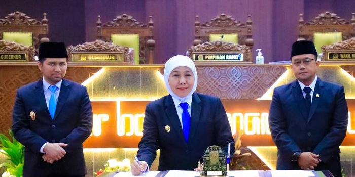 Gubernur Khofifah didampingi wakilnya bersama pimpinan DPRD Jatim usai menandatangani persetujuan bersama terhadap 2 Raperda strategis. 