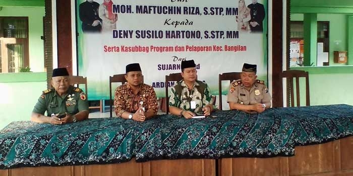 Maftuchin Reza (paling kiri) dan Deni Susilo (paling kanan) saat pisah kenal.