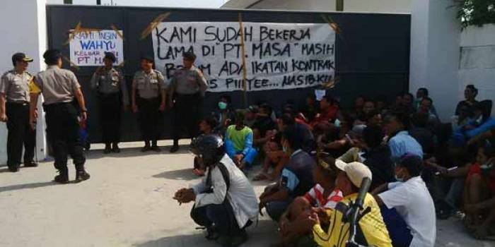 BLOKIR: Warga memblokade pintu masuk PT Massa di Desa Wadung, Kecamatan Jenu, Tuban. foto: suwandi/BANGSAONLINE