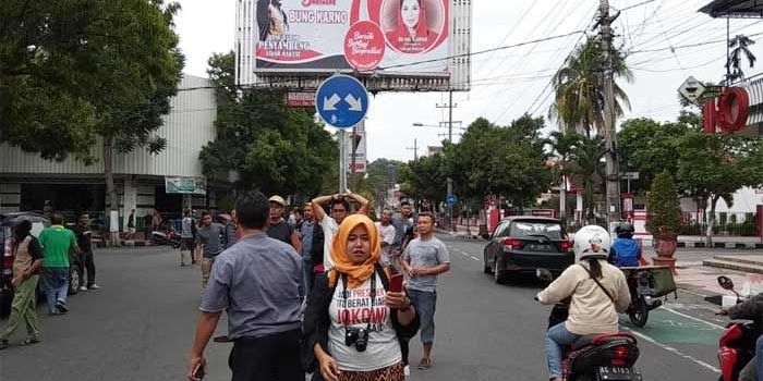 Baliho bergambar Bung Karno dan Putri yang terindikasi pelanggaran.