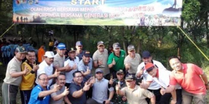 Bupati Sambari HR didampingi Dandim 0817 Gresik Letkol Kav. Widodo Pujianto dan pejabat Forkopimda saat giat haiking. (foto: syuhud/ bangsaonline)