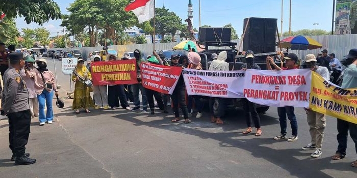 Aksi demo puluhan emak-emak di depan proyek PT SAG Tuban. Foto: AHMAD CHOIRUDIN/ BANGSAONLINE