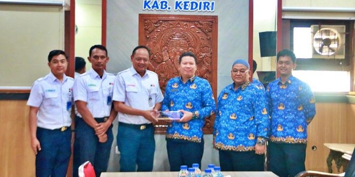 Kepala Kantor Pertanahan Kabupaten Kediri, Junaedi S. Hutasoit, saat menyerahkan sertifikat kepada Deputy Daop 7 Madiun, Alam Prasetyo. Foto: Ist.