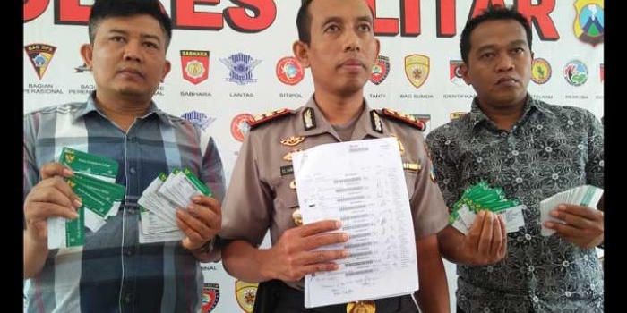 Kapolres Blitar saat menunjukkan sejumlah barang bukti kasus pembuangan KIS.