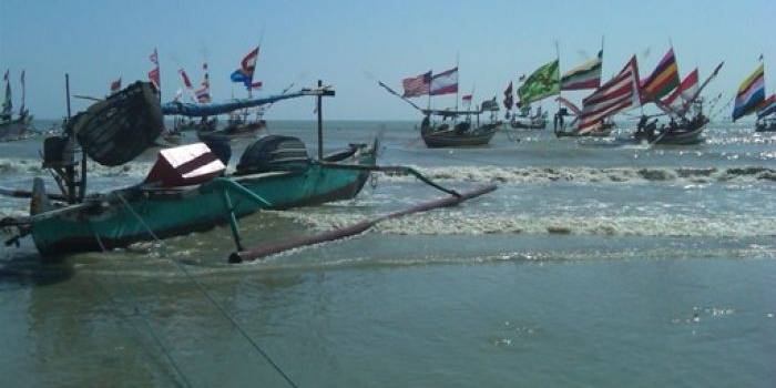 Kapal-kapal di pesisir pantai Tuban terpaksa tidak melaut karena Ombak Tinggi. (Suwandi/BangsaOnline)