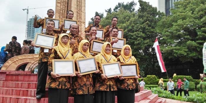 Para kepala sekolah menunjukkan piagam Adiwiyata.