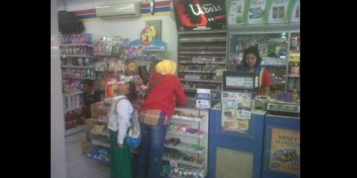 Minimarket Indomaret di Raya Sedati Agung yang kembali beroperasi usai kerampokan, kemarin. foto : nanang ichwan/BangsaOnline.com