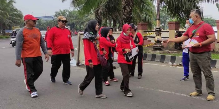 Koordinator ARPL Kediri, Ari Purnomo Adi, saat membagikan brosur anti-penebangan pohon di kawasan SLG. Foto: Ist