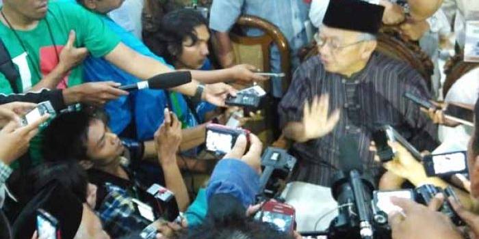 KH Salahuddin Wahid memberikan keterangan di Ponpes Tebuireng. (foto: rony suhartomo/BANGSAONLINE)