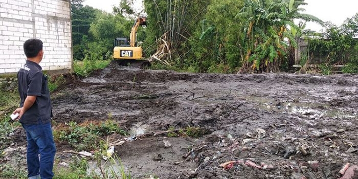 Suasana ketika normalisasi Sungai Gayam yang dilakukan Pemkab Pasuruan untuk mengantisipasi banjir ketika musim hujan.