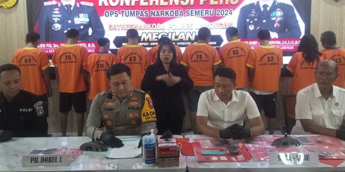 Kapolres Lamongan, AKBP Bobby Adimas Candra Putra, saat memimpin rilis pers hasil operasi tumpas narkoba.