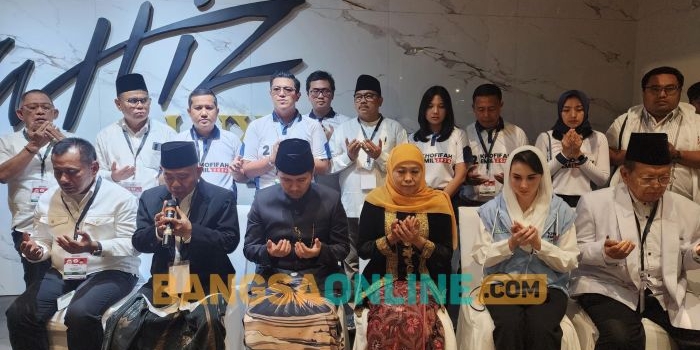 Khofifah-Emil saat doa bersama yang dipimpin Kiai Asep sebelum menuju lokasi debat. Foto: Devi Fitri/BANGSAONLINE