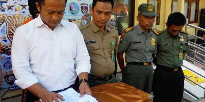 Andik Sumarsono (dua dari kiri) saat melakukan pers release, penangkapan pemelihara satwa langka tanpa izin.