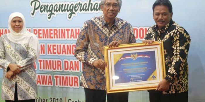 Wakil Bupati Nganjuk Marhaen Jumadi saat menerima penghargaan WTP dari Kementrian Keuangan RI. foto: BAMBANG/ BANGSAONLINE
