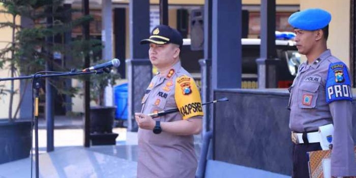 Kapolres Ponorogo AKBP Arief Fitrianto saat memimpin apel perdananya.