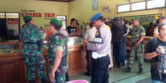 Personil TNI dan Polres Tuban saat menyisir salah satu toko. foto: Suwandi/BangsaOnline.com