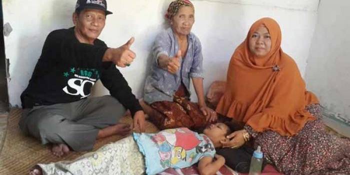 Pendiri RGS-SQ, H M Khozin bersama istri ketika mengunjungi nenek Simpen. foto: syuhud/BANGSAONLINE