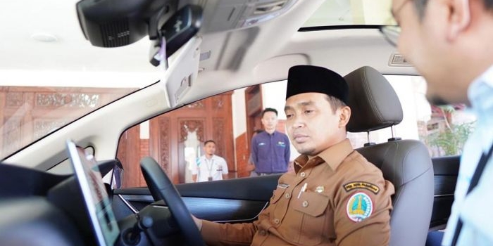 Wali Kota Pasuruan Adi Hidayat saat test drive kendaraan listrik bersama PLN UP3 Pasuruan di Kantor Walikota Pasuruan. Foto: PLN UID Jatim