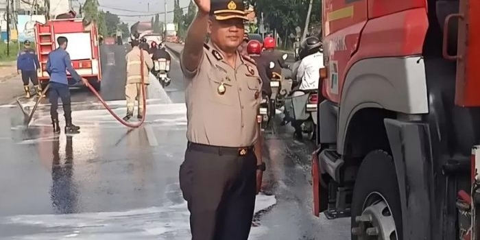 tumpahan-solar-di-jalan-raya-lamongan-babat-polisi-dan-damkar-lakukan-pembersihan