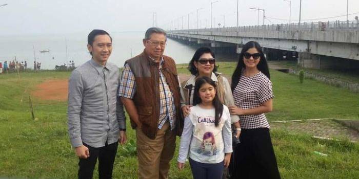 Susilo Bambang Yudhoyono saat mejeng bersama keluarga di bawah Jembatan Suramadu. foto: detik.com
