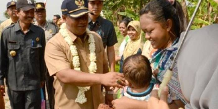 Bupati MKP ketika mengunjungi Desa Watu Kenongo, Pungging. (Yudi EP/BANGSAONLINE)