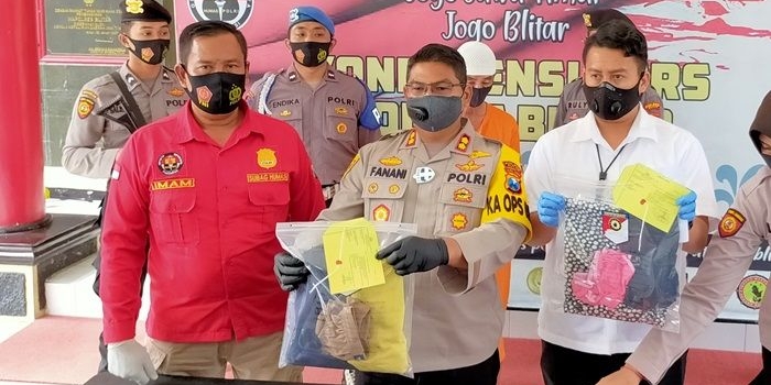 Kapolres Blitar AKBP Ahmad Fanani Eko Prasetya sedang menunjukkan barang bukti kejahatan oknum PNS Dishub.