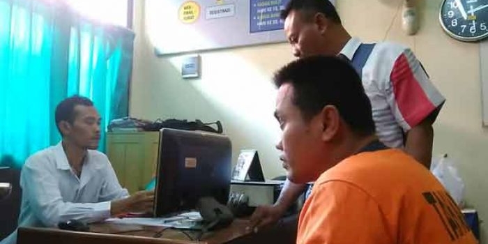 Tersangka (kanan) saat dimintai keterangan penyidik. foto: SYUHUD/ BANGSAONLINE