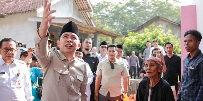 Bupati Jember ketika melakukan sidak atau inspeksi mendadak terkait pelaksanaan program RTLH di Desa Kemuningsari Lor.