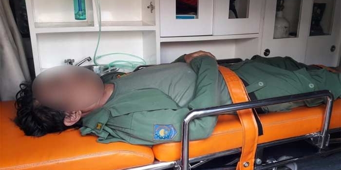 Alm. Supriyanto usai mendapatkan penanganan dari tim medis akibat serangan asam lambung akut, Rabu (27/06). foto: istimewa