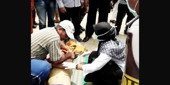 Korban saat dievakuasi petugas dan warga.
