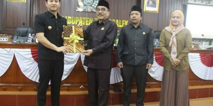 Bupati Trenggalek, Mochamad Nur Arifin, saat menghadiri rapat paripurna.